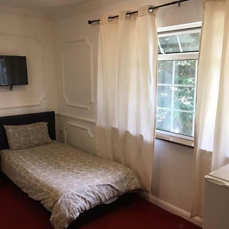 Hatfield Save-Money Rooms - 10Over10 For Price! Eksteriør billede